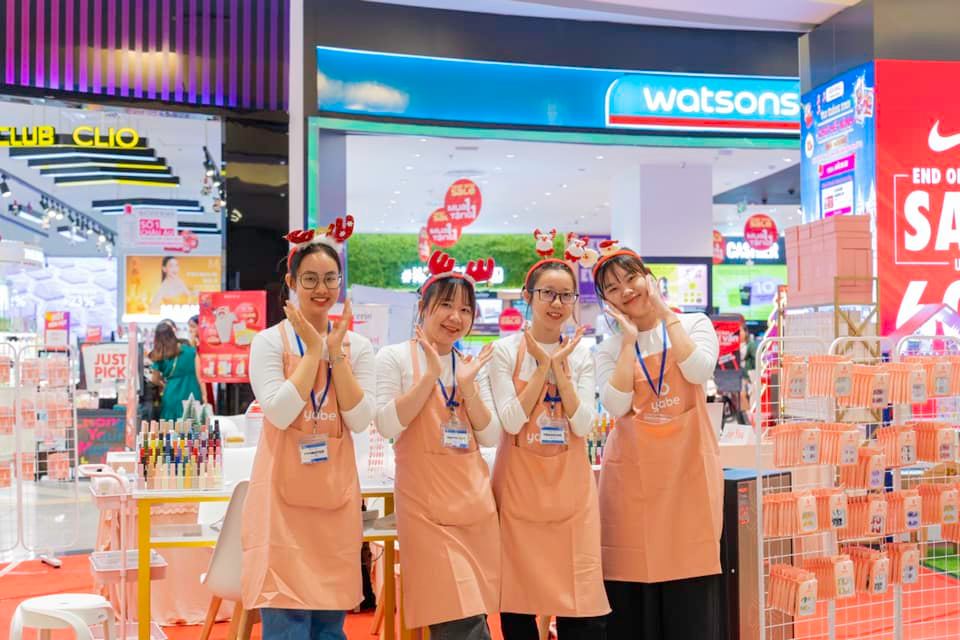Why Choose Yabe as Your Leading Handmade Press-on Nail Distributor? 7 A group of women wearing aprons and smiling