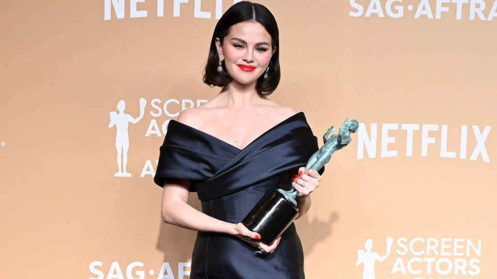 Selena gomez’s bold 80s-inspired red nails stole the show at the 2025 sag awards